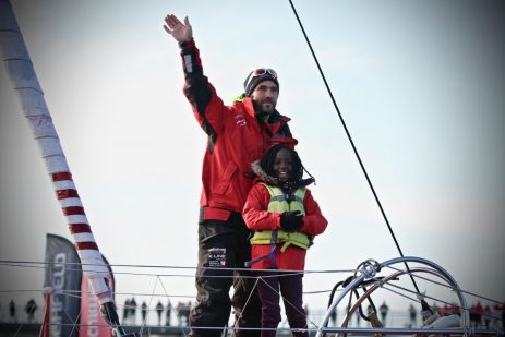 Tanguy remonte le chenal des Sables d'Olonne en compagnie d'Ardacha, une des enfants sauvés.